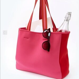 SUMMERSALT Beach Tote Bag in Habiscus & Lava